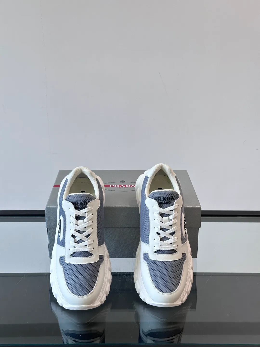 p440 "PRAD＊" men's new soft leather casual sneakers. This sneaker is made of Napa cowhide. The leather is soft and delicate, with a natural texture, which improves breathability. The rubber triangle logo on the outside embellishes the shoe body. The tongue and heel are decorated with brand letter logo details. Ultra-lightweight 6cm concave and convex rubber thick sole with PRADA letter logo on the side and cowhide lining. It feels comfortable on the foot and is exquisite and versatile! Size: 38-44 (45.46 customized)
